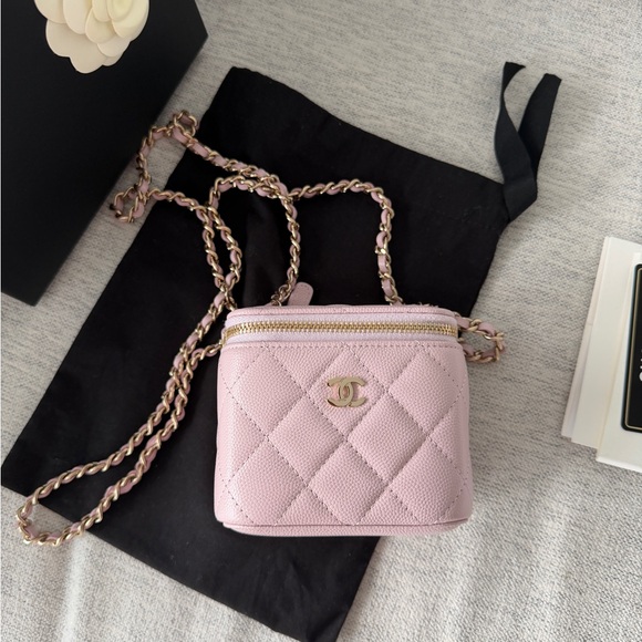 CHANEL Handbags - CHANEL Caviar Quilted Vanity Case With Chain Light Pink